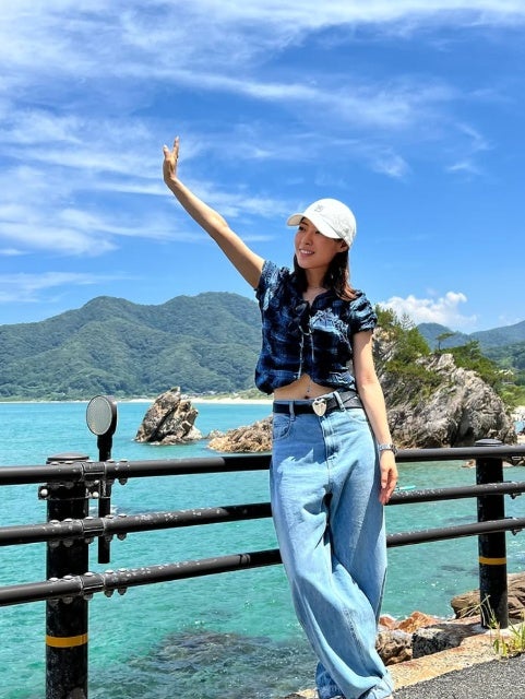 自然とリンクした軽やかさ、瀧本美織がポーズで魅せた“私らしい瞬間”