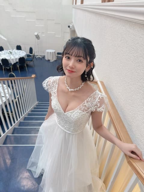 「綺麗すぎんか」人気グラドルがクリスマスに美麗すぎるウェディングドレス姿を披露！
