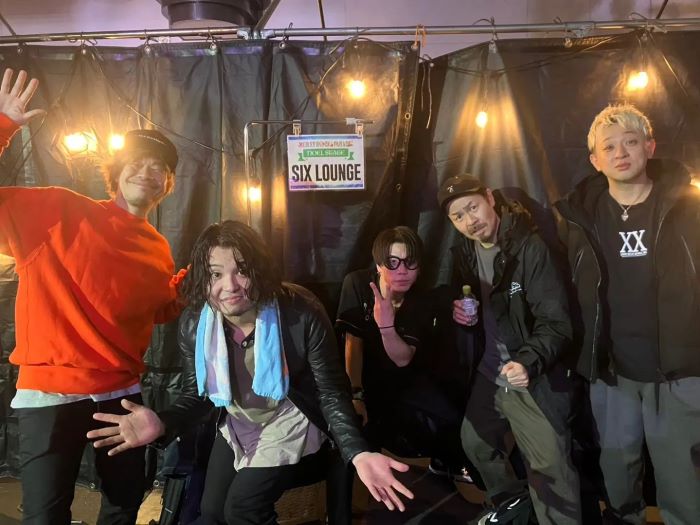 今話題沸騰のバンド・SIX LOUNGEが10-FEETとの集合写真を公開!!