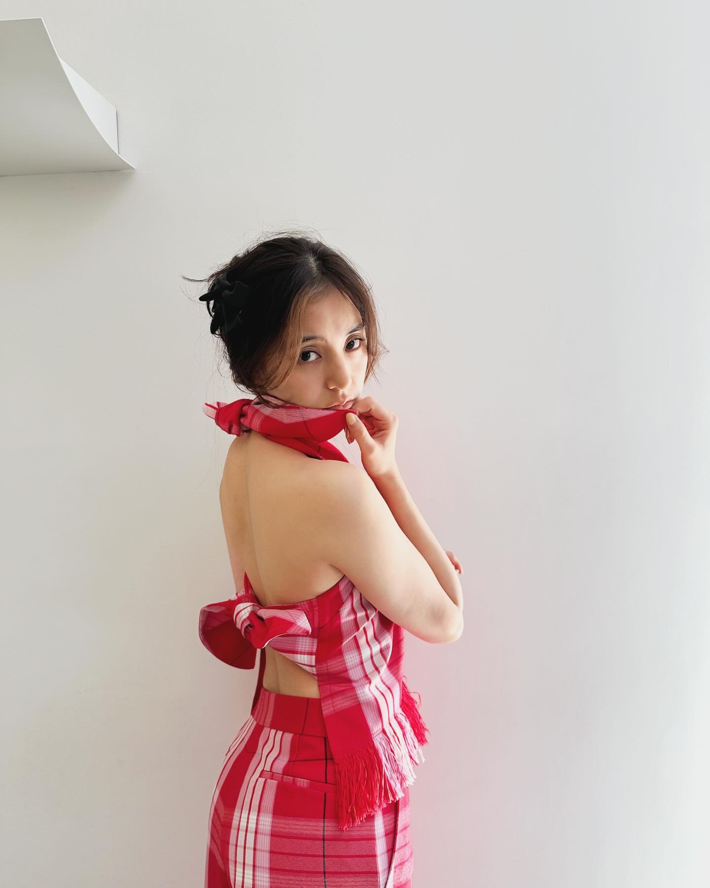 新木優子が大胆な”背中”ショットでファンを魅了🫣💕