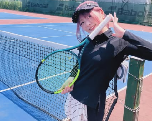 「ピンク映えますね！」テニス美女子、ブラックウェアコーデで”チャーミング・回転ムービー”を披露！ファン歓喜