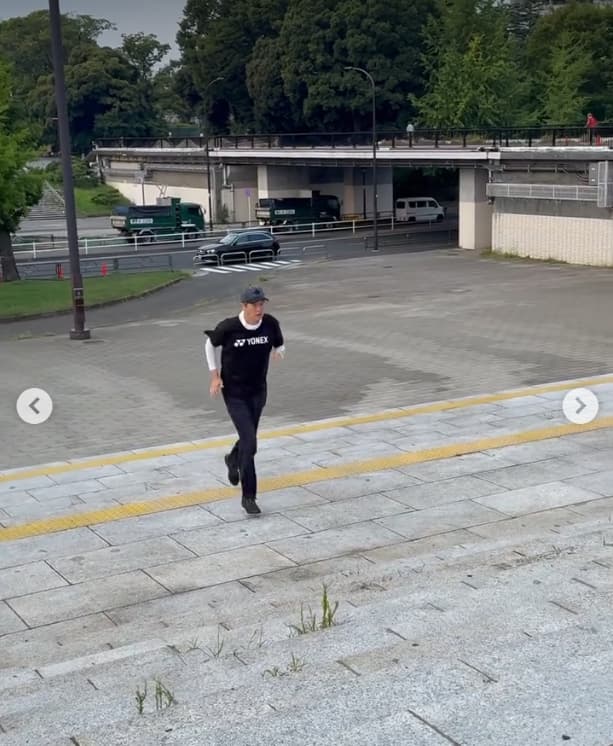 「いい汗かいた！」元プロ野球選手・金石昭人、相棒と階段を高速で上る！