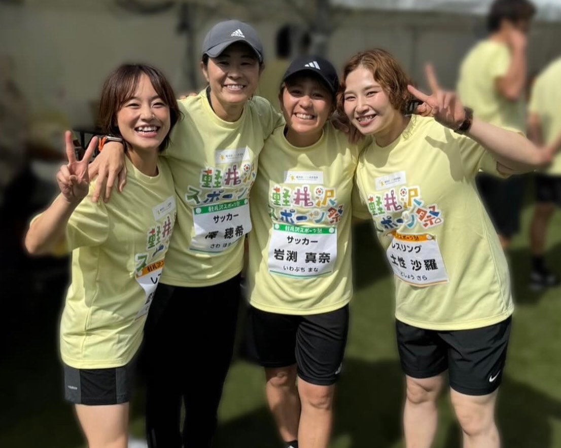 登坂絵莉が女子サッカー界のレジェンドたちとの写真を公開