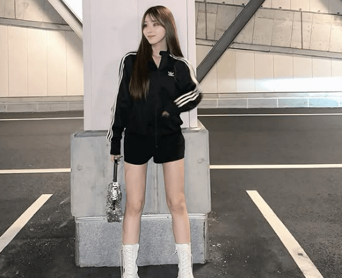 「めちゃくちゃ美人さん」人気ラウンドガール、超美脚が映える”スポーツウェア姿”を立体駐車場で見せる！ファン虜に