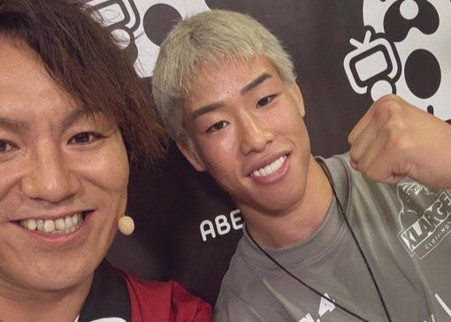 狩野英孝がRIZIN会場で伊東選手＆神龍選手と対面　笑顔の2ショットとともに応援呼びかけ