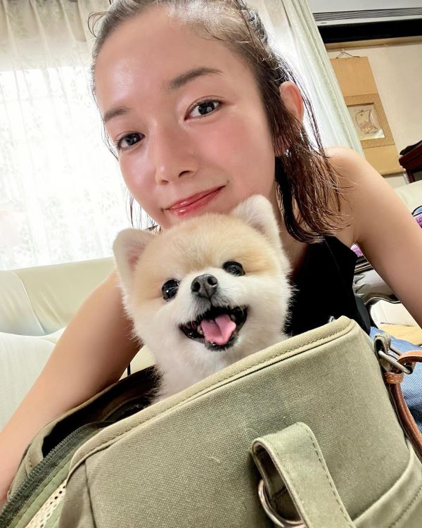 佐藤栞里が帰省中のオフショットを大放出！愛犬との2Sにファン歓喜