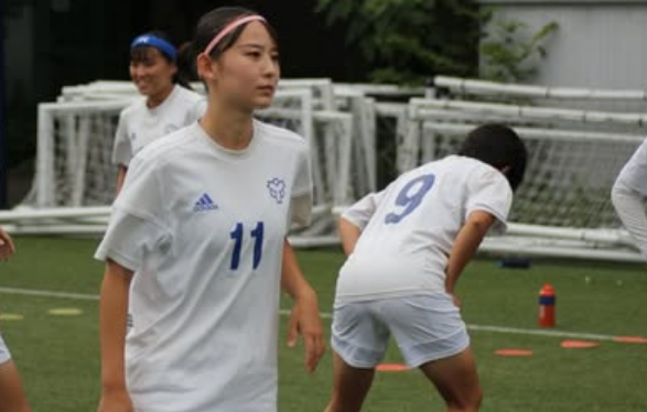 「cuteすぎ」美女サッカー選手、ブルー＆ホワイトユニ姿で”拳を突き上げ・ポージング”を披露！ファン歓喜