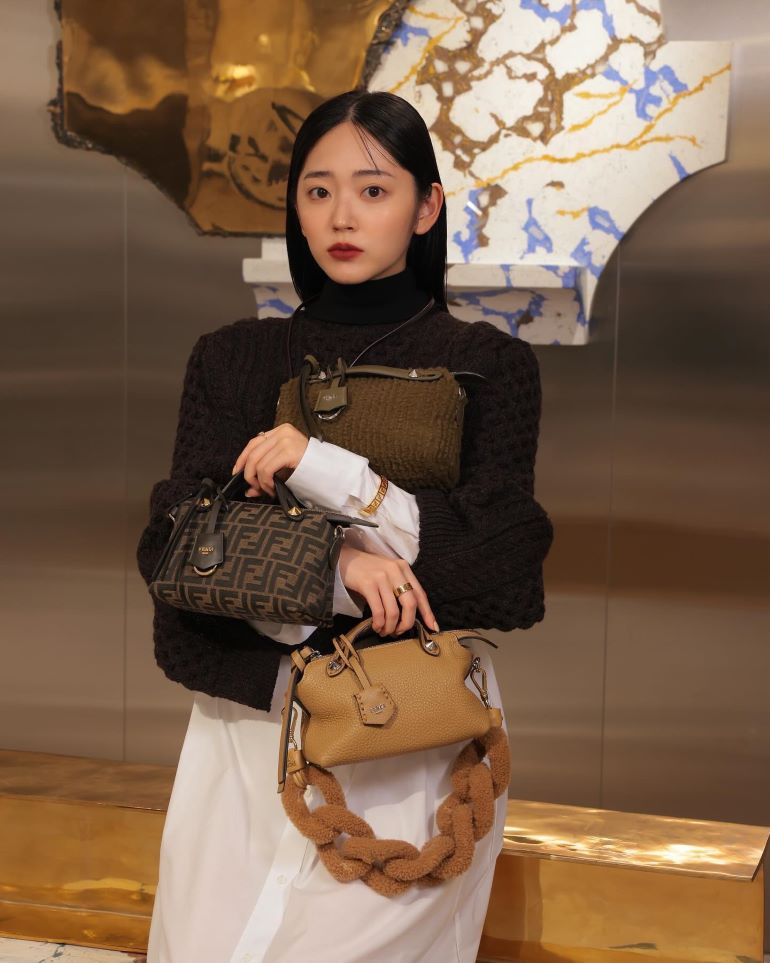 人気アーティスト 高級ブランドに身を包み「雰囲気ガラッと」「大人美人」