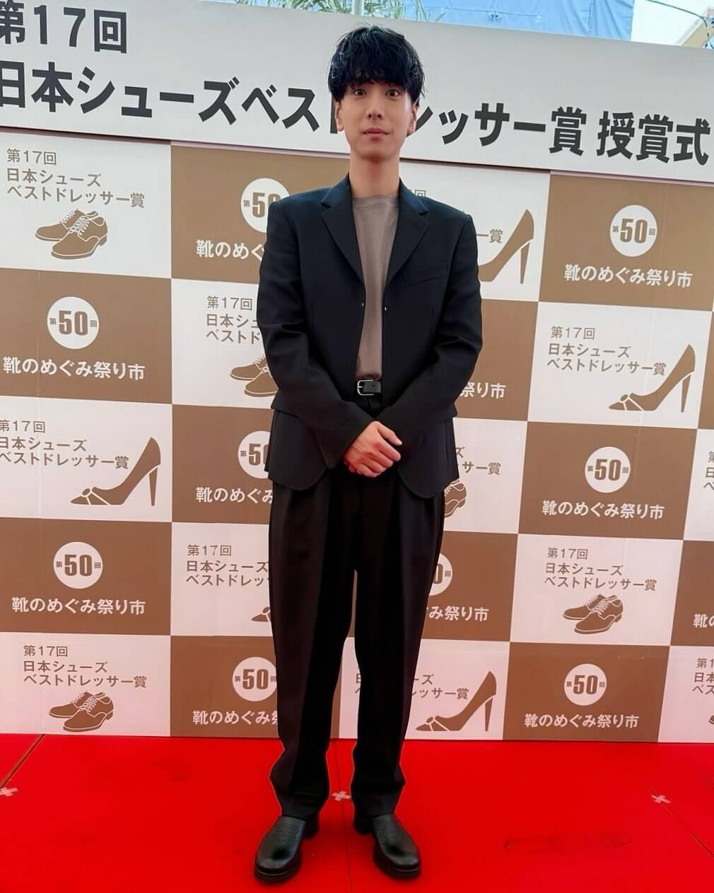 黒羽麻璃央、日本シューズベストドレッサー賞を受賞！素敵な言葉を残したドヤ顔もたまらない！