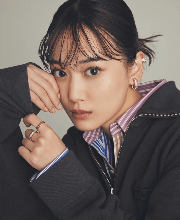 山下美月、輝くジュエリーをつけた最新ショットが話題に！