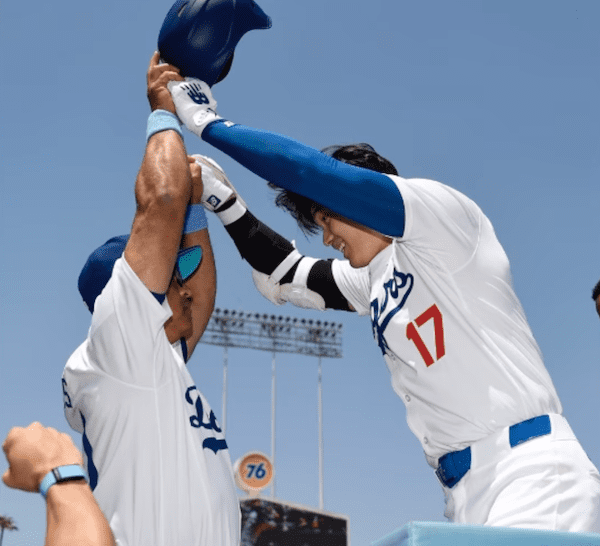 超胸熱 大谷翔平、ホームラン後に監督とハイタッチ 専属カメラマンが激写「愛溢れる素敵な写真」