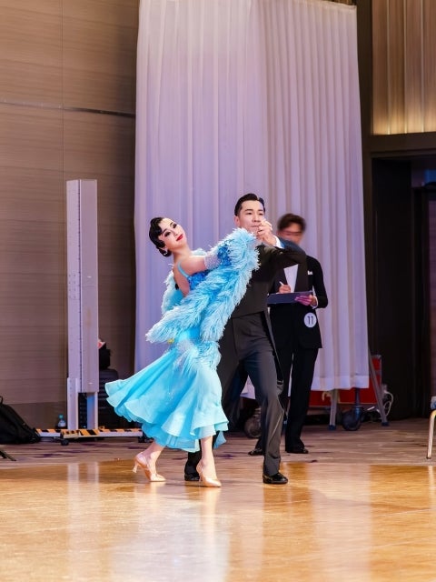 浅田舞、「JAPAN OPEN 2025」で初の社交ダンス挑戦。魔法の羽根のドレスまとい輝きの一歩