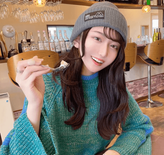 「食べます…？」可愛すぎと話題のスポーツ女子、富士山の見えるレストランで”甘々・ショット”を披露！