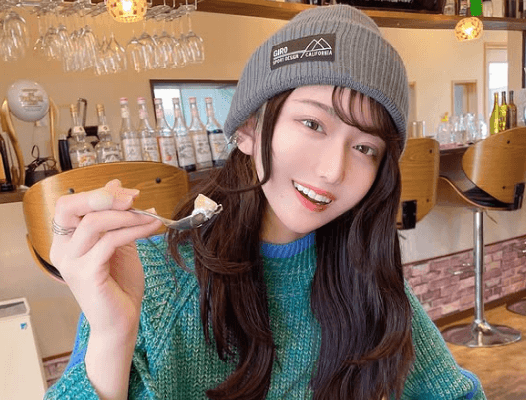 「食べます…？」可愛すぎと話題のスポーツ女子、富士山の見えるレストランで”甘々・ショット”を披露！