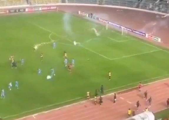 自軍のヒーローにまさかの誤爆…サポーターの花火が選手に直撃