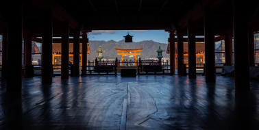 「まるで絵画のよう…」有吉弘行、宮島の幻想的な一枚を投稿