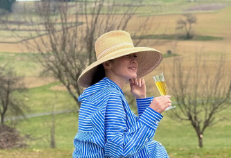 中谷美紀、春満開のオーストリアから優雅なひととき　「お〜いお茶がEU圏で発売、狂喜乱舞」