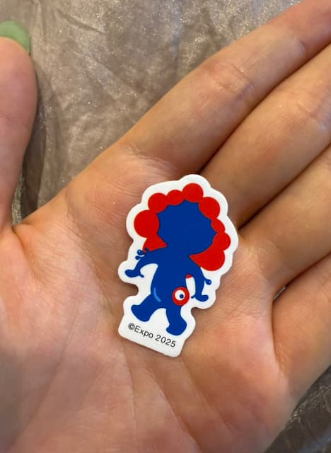 「ミャクミャクのせなかシールもらったー！」中川翔子が推しのミャクミャクを紹介