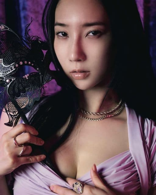 ファーストサマーウイカ、蜷川実花との撮影での不思議な感覚を明かす！公開されたショットにファンからは”セクシー”の声！