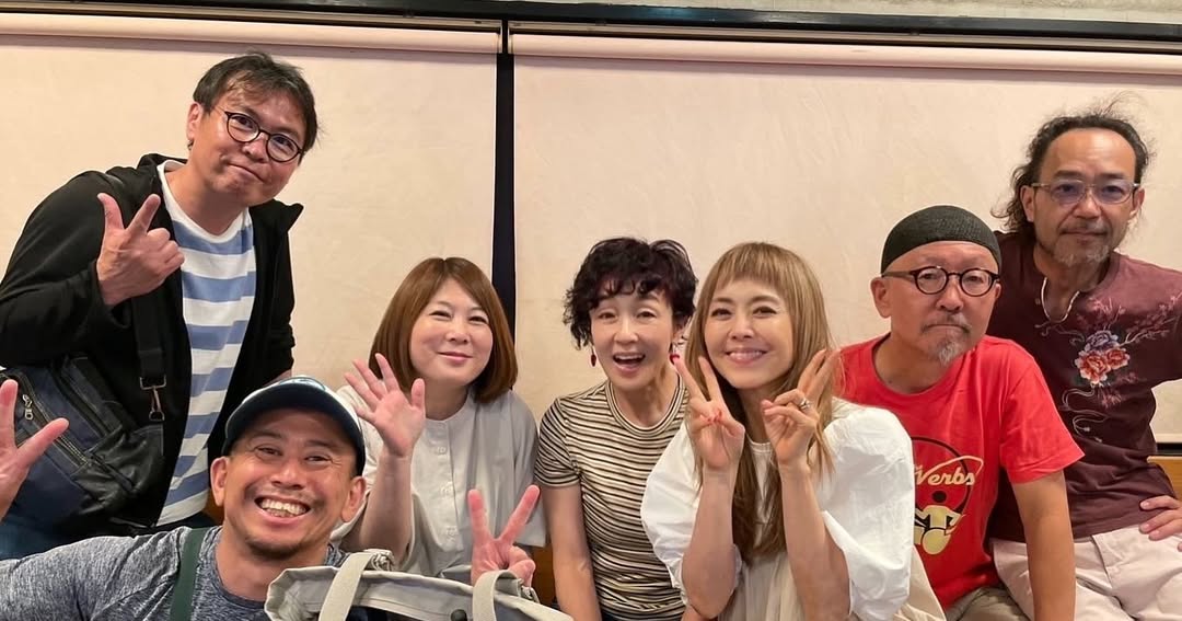カメレオン女優・キムラ緑子、稽古にて「お昼間は立派な社会人で夜はミュージシャンという方々」との集合写真を公開！