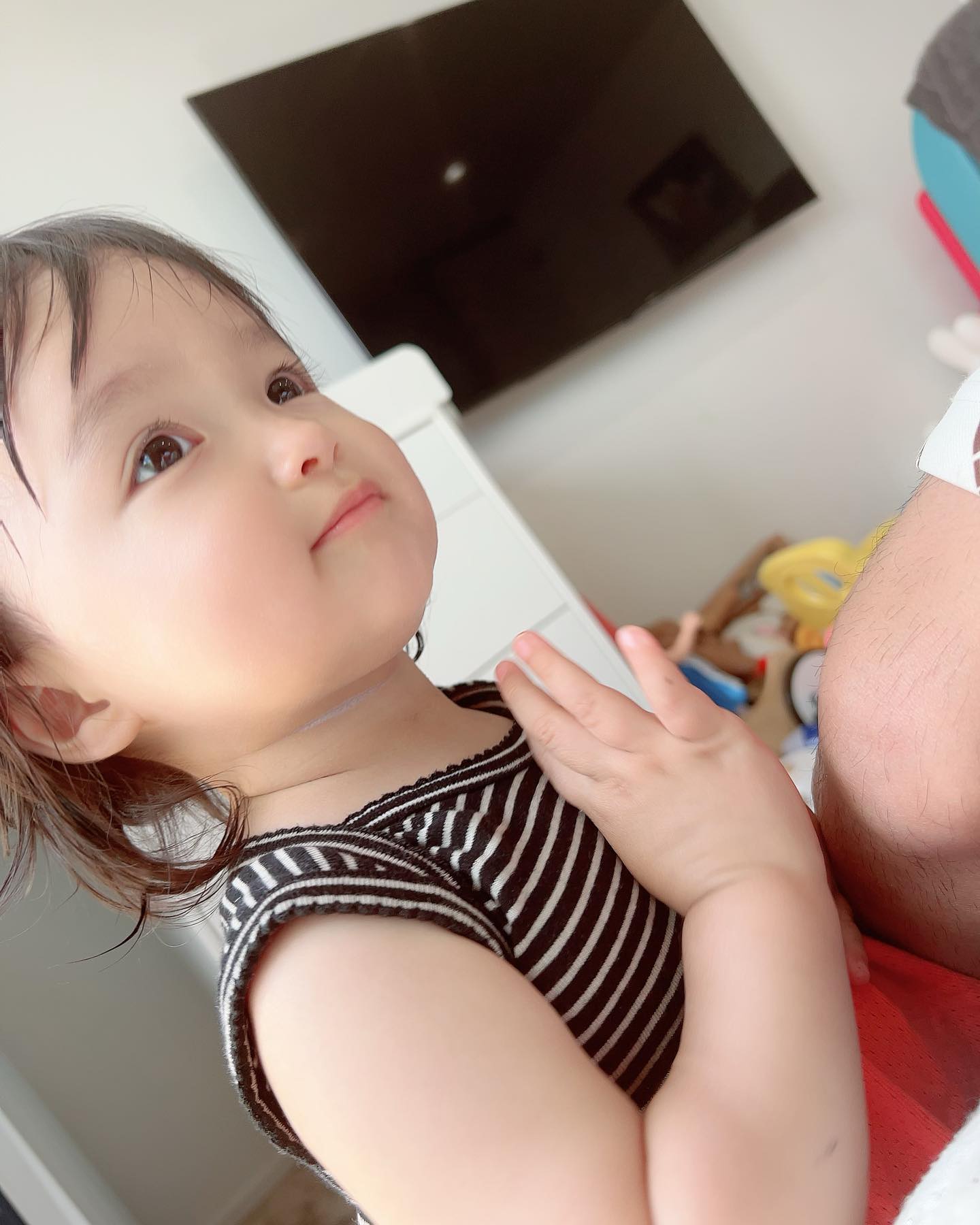 川崎希さんが1歳長女の「可愛すぎる」ショットを公開！