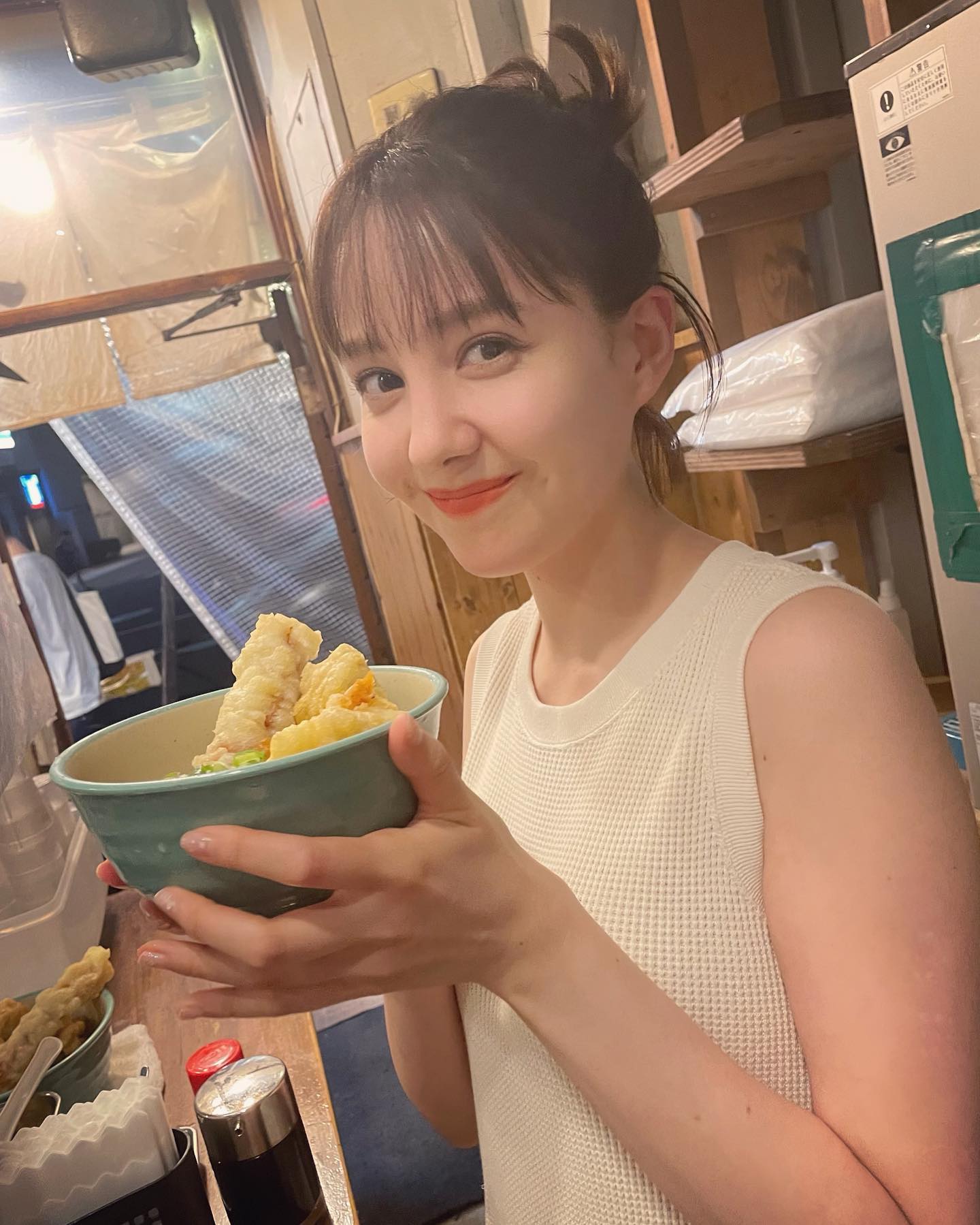 「寝る前の飯テロ...🥺」トリンドル玲奈さんの頬張る姿が可愛すぎ❗️