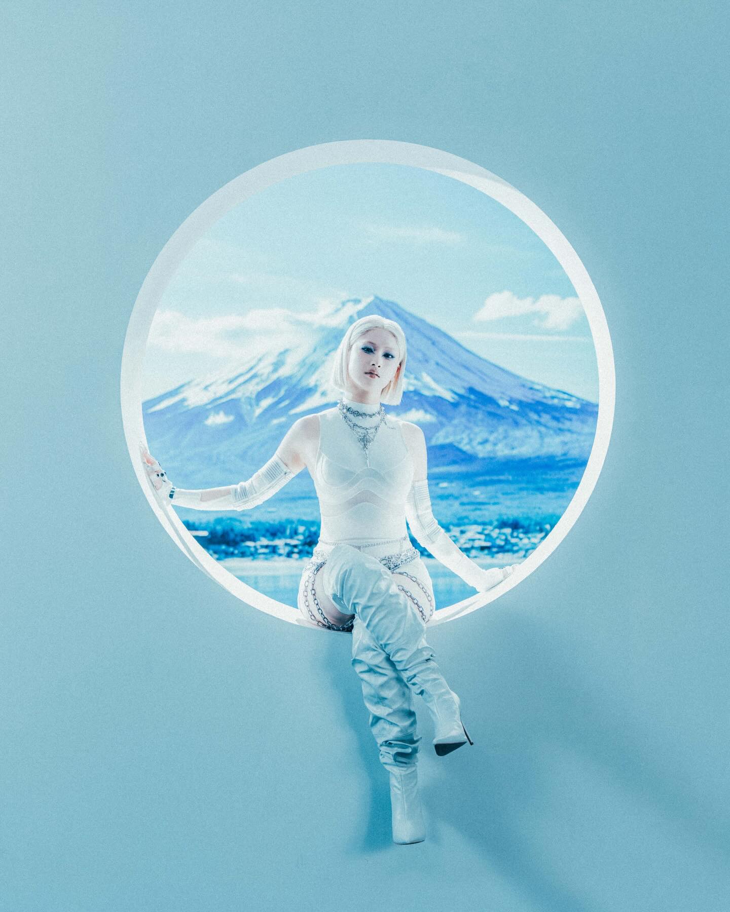 MOMOKA、幻想ビジュアルに反響「NON STOP」の世界観