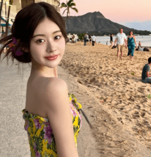 「リゾート女神だ」元アイドル、チューブトップの誉れ姿で”サンセットビーチ・ショット”を披露しファン感激！