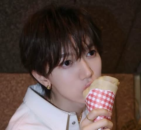 「か、かわいい、、、」TravisJapan・七五三掛龍也のクレープを頬張る姿にファン悶絶