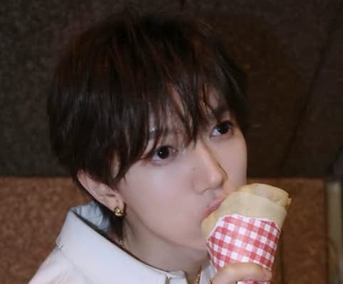 「か、かわいい、、、」TravisJapan・七五三掛龍也のクレープを頬張る姿にファン悶絶