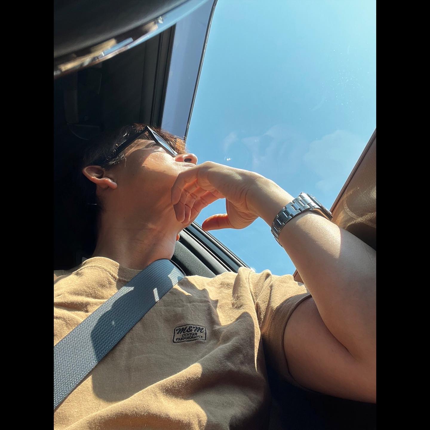 木村拓哉さんが炎天下の中愛犬とドライブに☀️