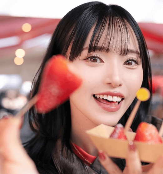 「可愛いいぃ！」人気モデル、ストロベリーイベントで見せた”イチゴ食べる？ショット”にファン悶絶！「LOVE」