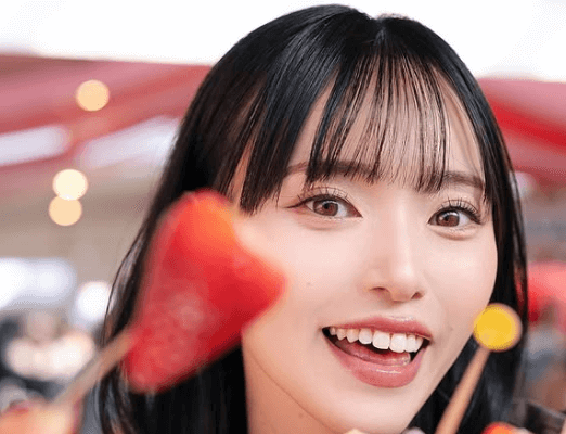 「可愛いいぃ！」人気モデル、ストロベリーイベントで見せた”イチゴ食べる？ショット”にファン悶絶！「LOVE」