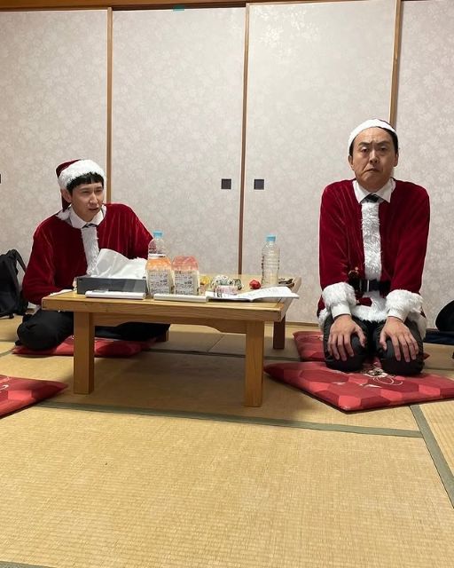 「叱られてるの？w」アンガールズ田中がアップした『正座サンタ』ショットにファン爆笑！