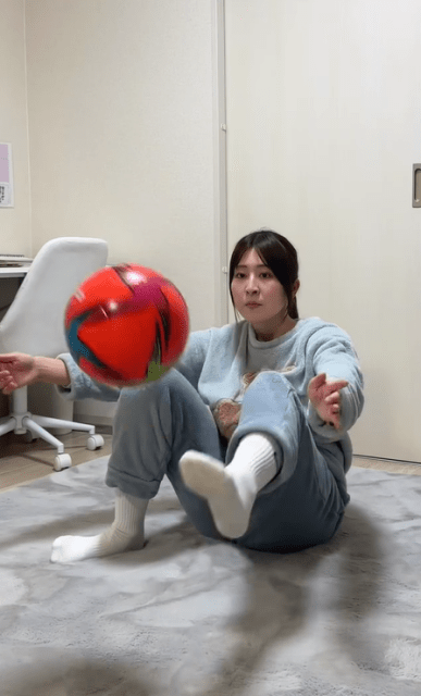 「難しいけど楽しい！」美人スポーツインフルエンサー木下紗由莉、座りながら