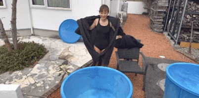 「冬将軍参上！！」あの53歳の美女優、超巨大バケツ内の”コールドトレーニング”ムービーに反響が止まらない