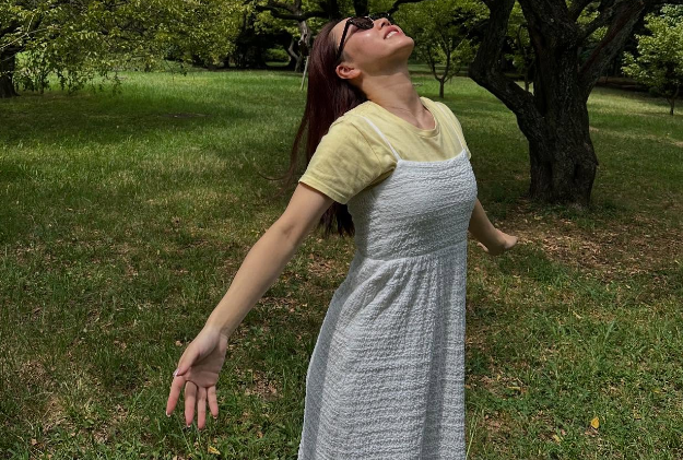 「可愛いゾォ」美女スケート選手、自然の中で魅せた”美オーラ発動・外気浴ショット”を披露！「写真をいっぱい見ることができて嬉しい」