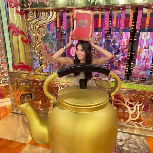 人気モデルの菜々緒がやかんからヒョッコリ！？ニコニコ笑顔でOA情報を公開！