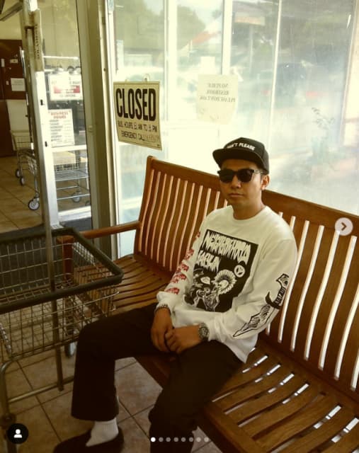 ピース綾部「コインランドリーの待ち時間」ショットがスタイリッシュと話題！