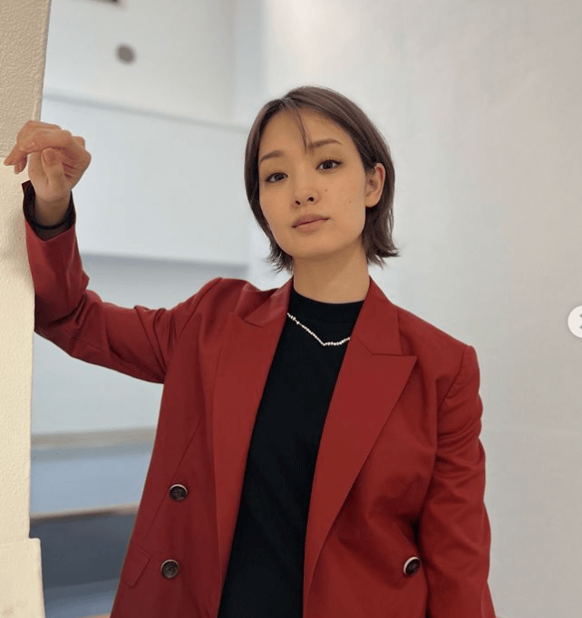 剛力彩芽、赤のセットアップで大人の魅力を披露！ファンから絶賛の声