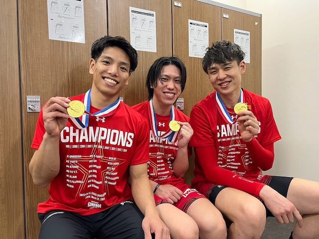 サントリーサンバーズ 大宅真樹がV1制覇を喜ぶ豪華ショットを公開！