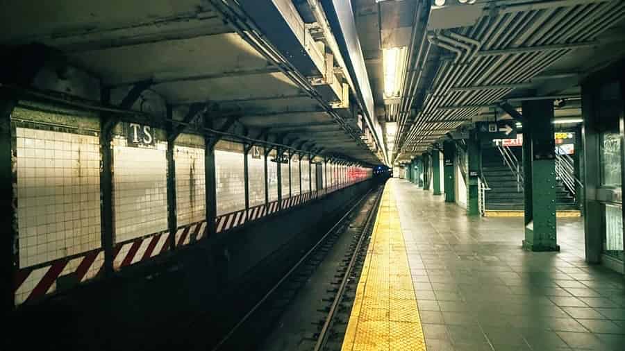 吉高由里子、異国の“無人地下鉄”を見つめ…「もしも会ったら一緒にBARへ？」とほっこり発言