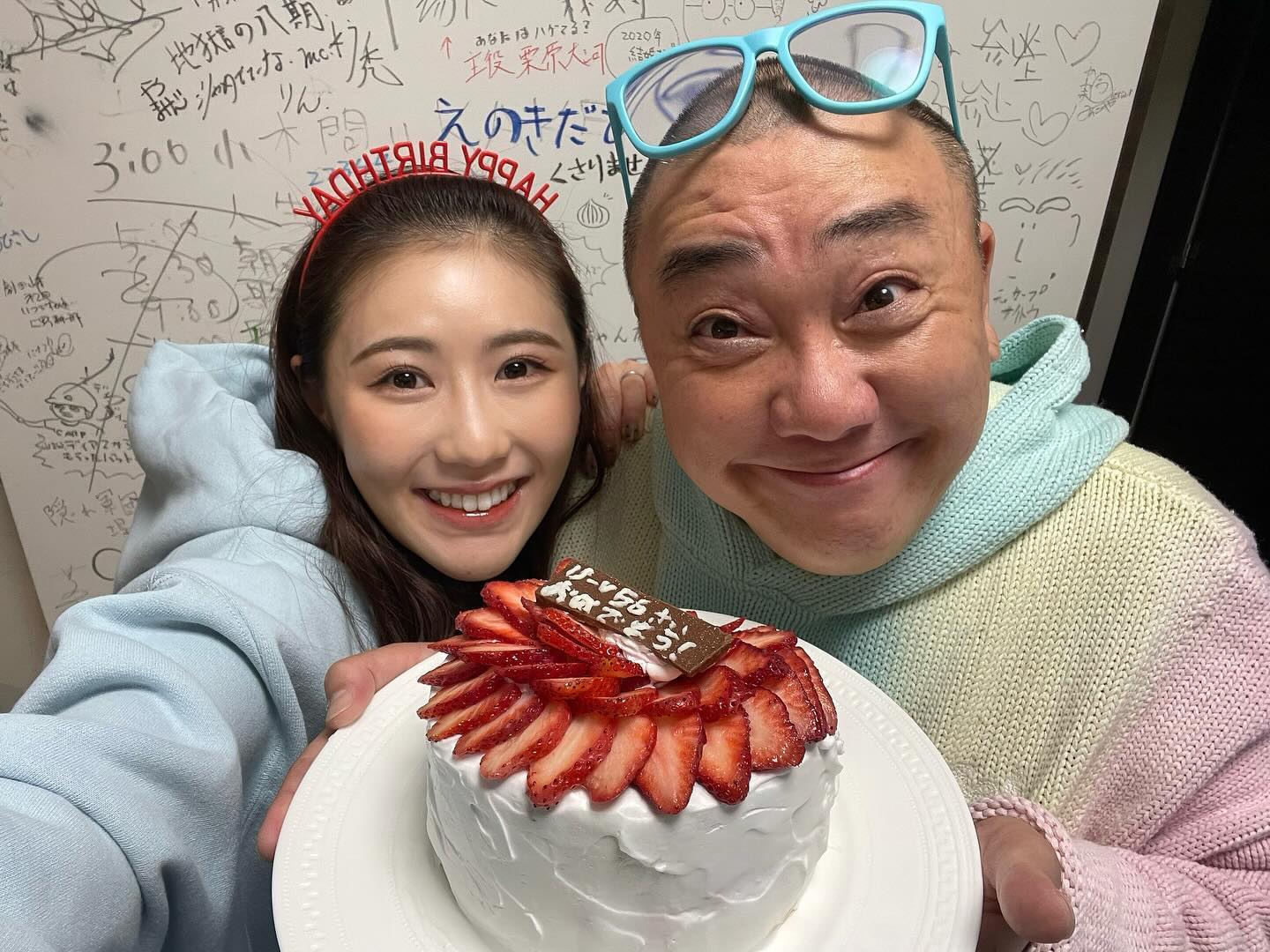 「手作りケーキ🍰」西野未姫が31歳年上の夫・山本圭壱の誕生日を祝福🥰