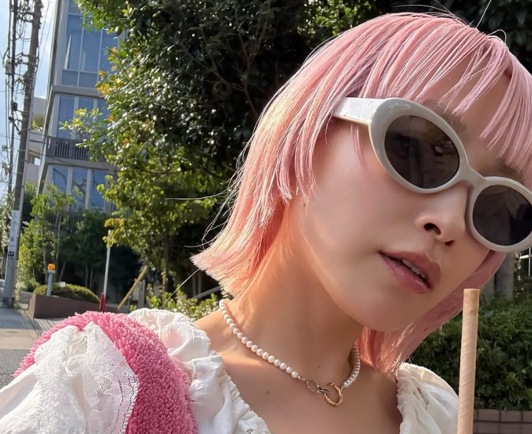 驚きの変身！高橋愛が鮮やかなピンクコーデで魅せた最新ショット