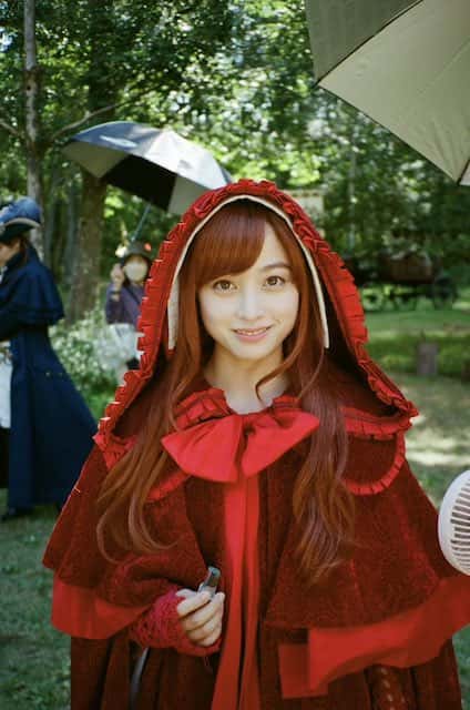 橋本環奈が赤ずきんに💖可愛すぎる赤ずきんの撮影者は驚きの人物👀