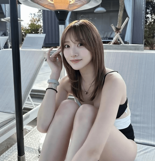 「私は人魚…」人気モデル、映えすぎ海外プールにて”1日の半分・プールに浮かんでた”ショットを披露し大反響！「エエ女過ぎて…」