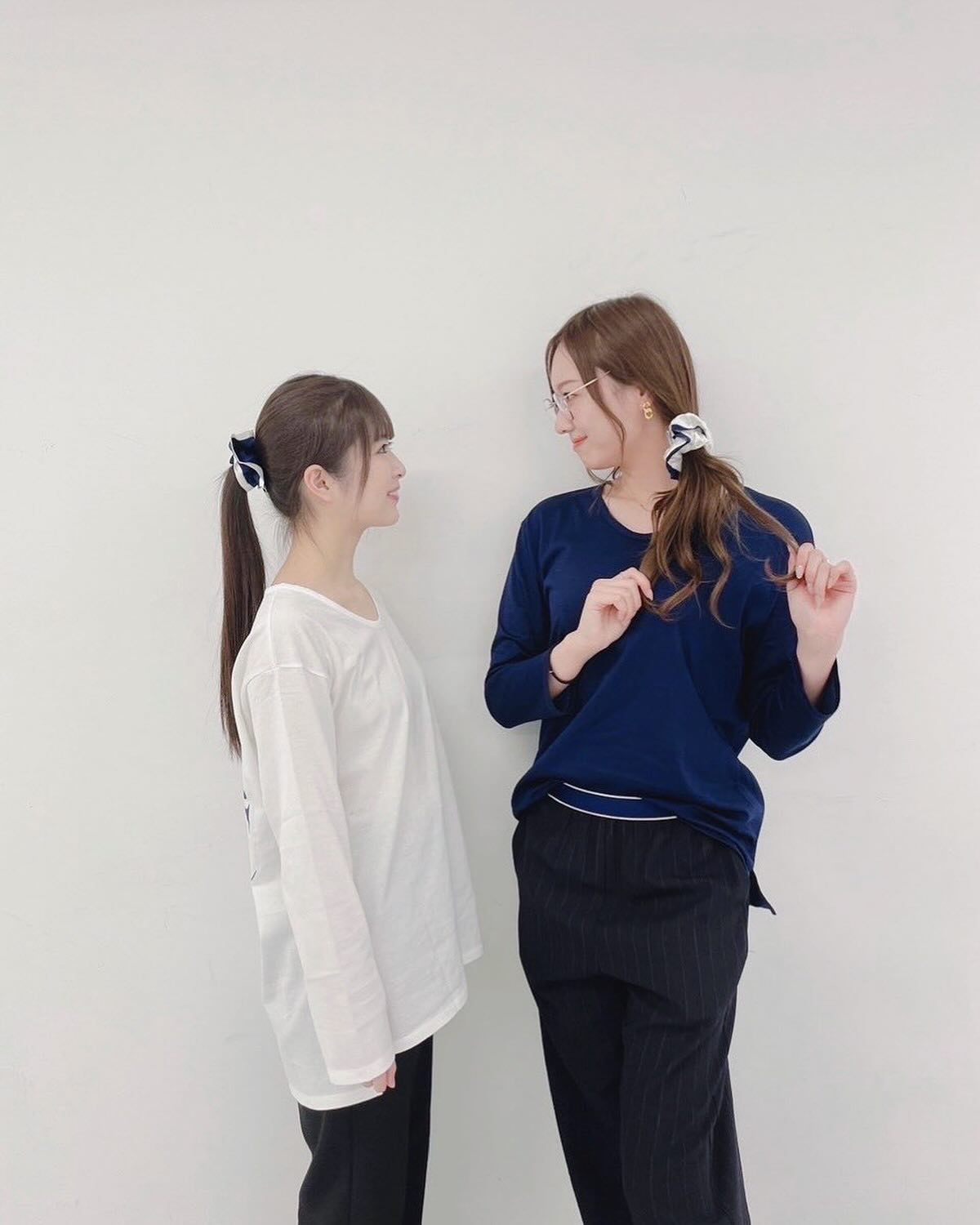 梅澤美波が”愛おしさ”全開！？妹のような5期生・小川彩とお揃いのシュシュでツーショットを公開💞