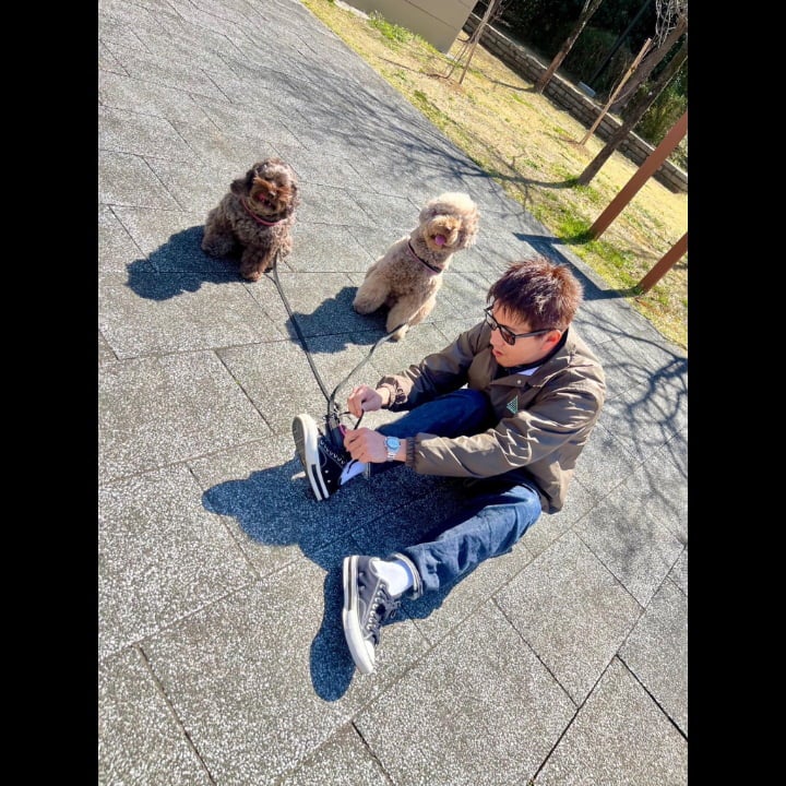 木村拓哉が愛犬との散歩中ショットを披露！驚異の歩数も話題