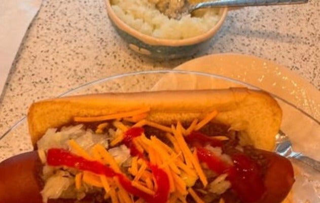 「めちゃくちゃ美味かった」上原浩治が日本では食べないホットドッグに大満足！