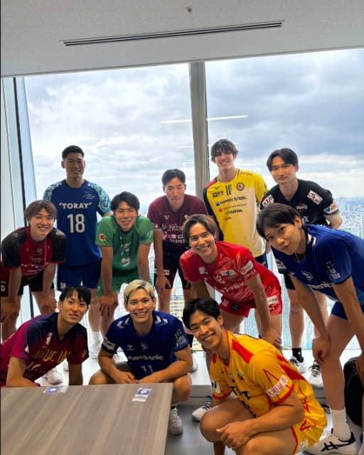 大阪ブルテオンがリーグ開幕記念し各チームのメンバーと記念撮影！